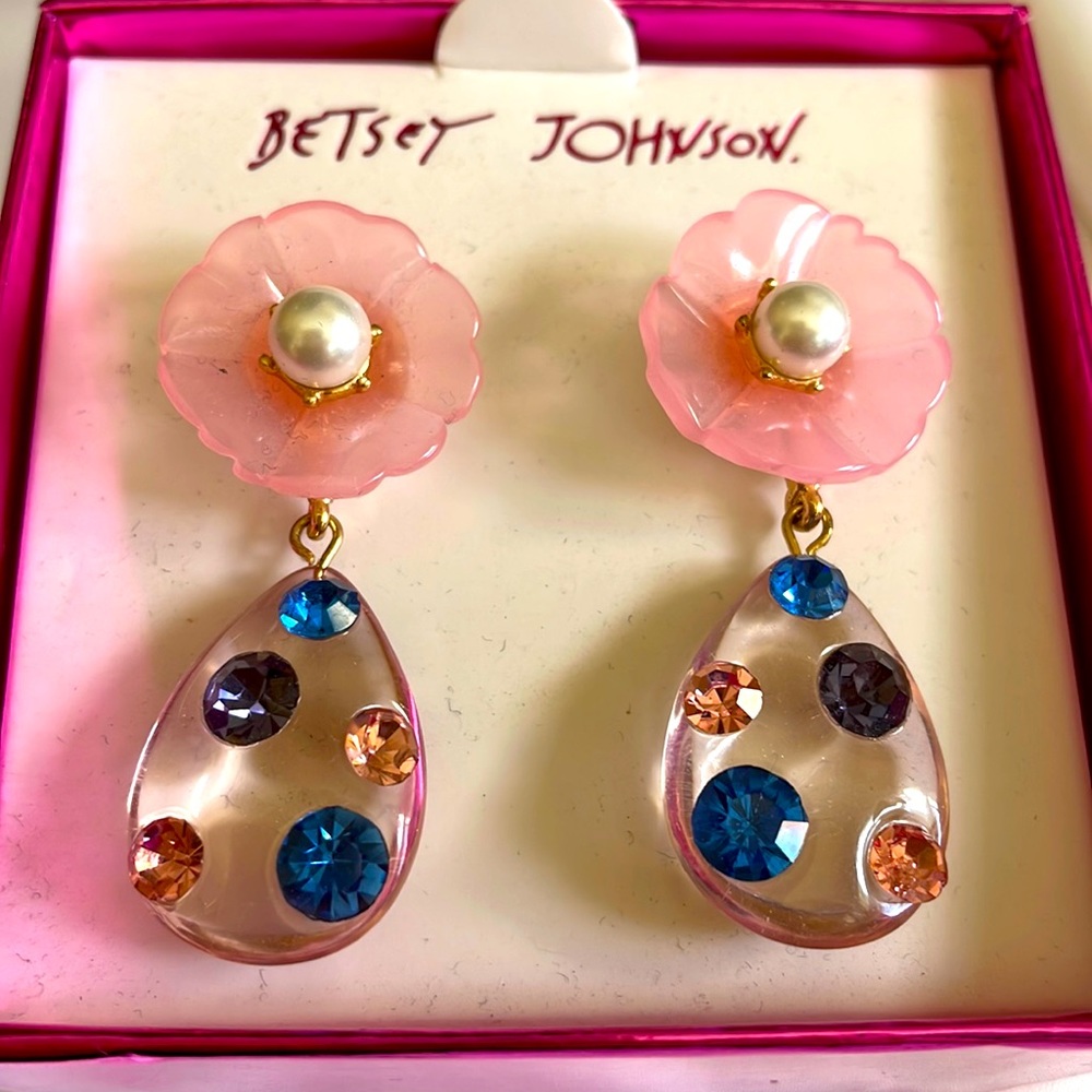 Betsey Johnson brand new lucite & pearl faux flower & dangling teardrop earrings